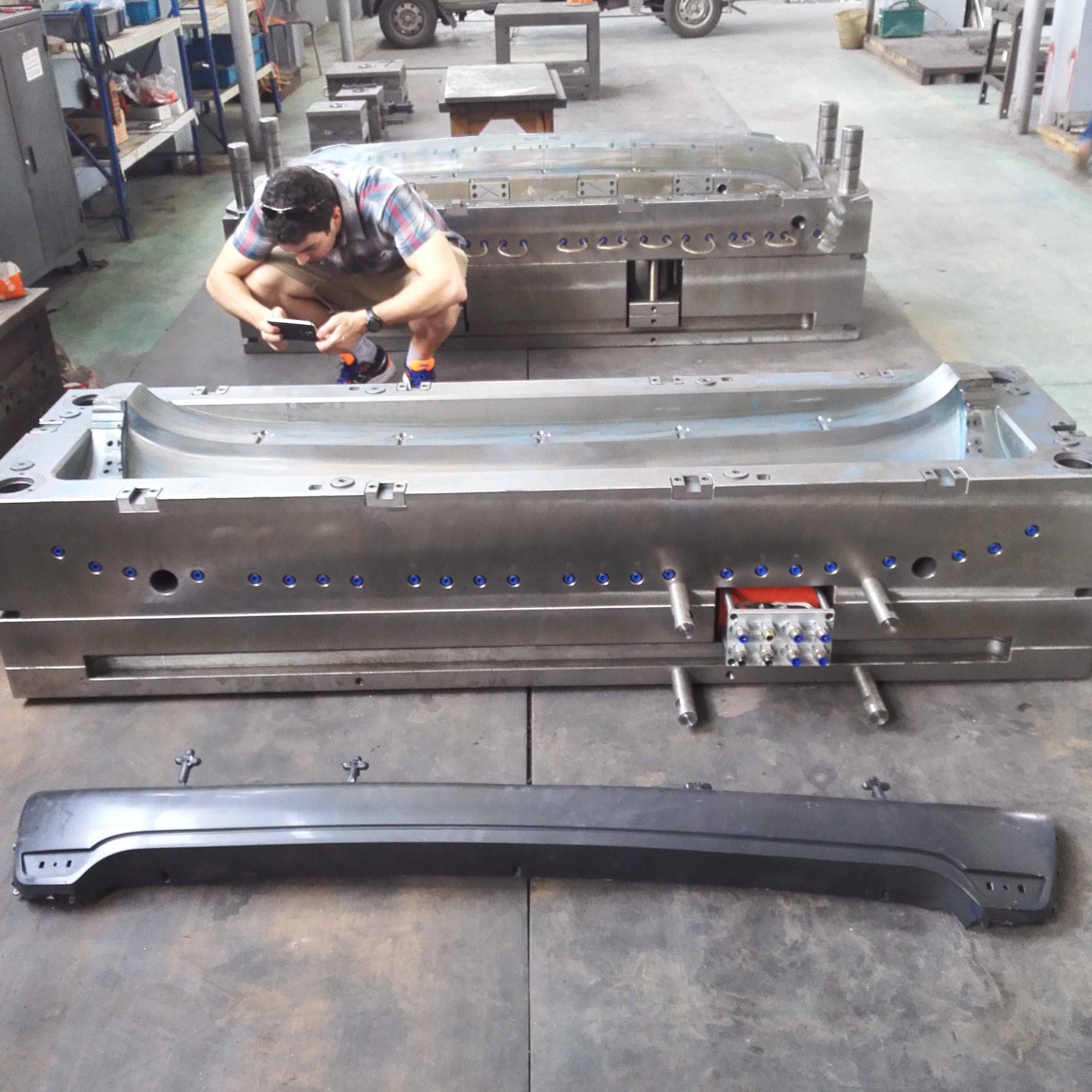 Fornecedor de moldes para acabamento interno e externo de carros na China: para-choque, porta, grades, lanternas traseiras 2 IMG_20150724_124910